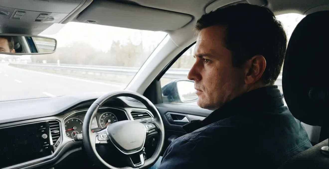 Conducteur au volant d